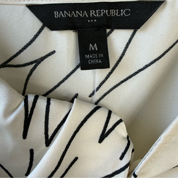 Banana Republic | NWT Twist Front Floral Satin Top Size Medium - Picture 5 of 7